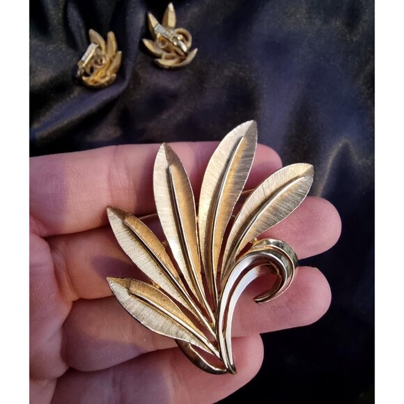 Vintage CROWN TRIFARI 1960s Gold Tone Leaf Leaves Floral Set - Picture 6 of 7